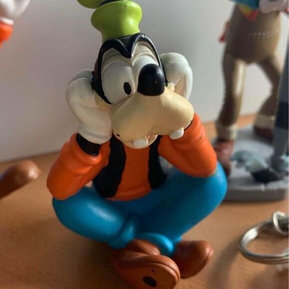 Assortment of 6 Goofy Figurines w/ keychain! - Picture 4 of 9